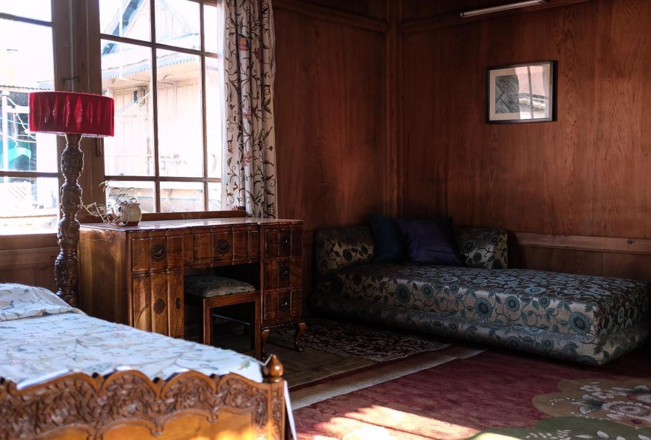 Omar Khayam Houseboat Retreat Bed and Breakfast Srīnagar Eksteriør billede